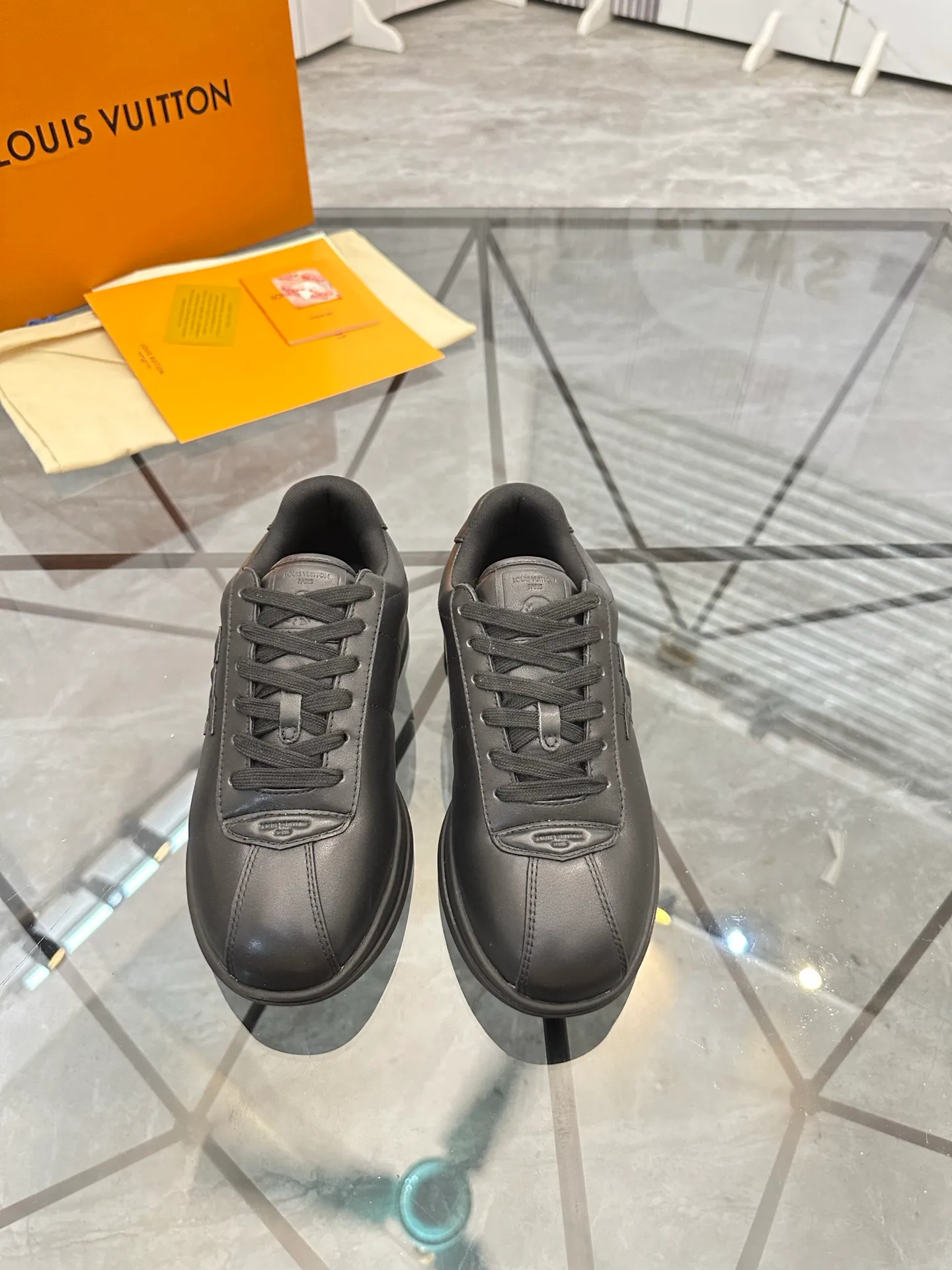 Men's shoes: 💰P700¥ Top quality Product trademark: LV* "Louis Vuitton*" low-top casual shoes Regular size: 35-45 (can be customized to 46) Couple style Product materials: Imported cowhide upper, breathable lining, original outsole. Number: two